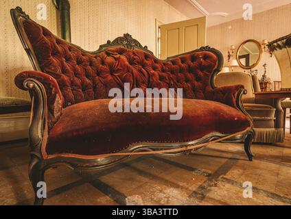 Urban Eploring in einem alten verlassenen Herrenhaus, ein verlorener Ort mit antiken Möbeln und wunderbarer Architektur Stockfoto