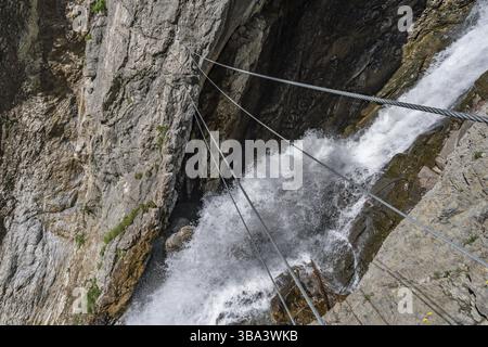 Der Simmswasserfall, ein Abenteuer über Ferrata bei Holzgau in Österreich entlang eines Wasserfalls Stockfoto