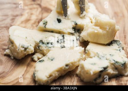 Blauer Käse Nahaufnahme auf olivem Holzbrett Stockfoto
