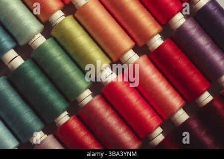 Der mehrfarbige Hintergrund der Nähfäden wird Nahaufnahme gemacht Stockfoto