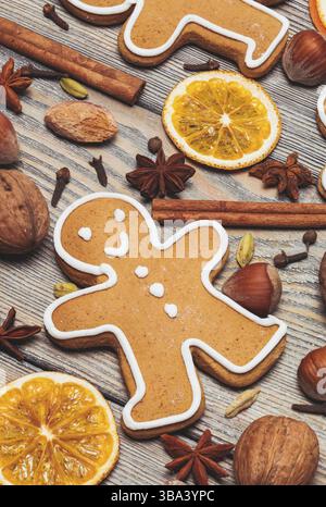 Lebkuchen mit Gewürzen auf dem Holztisch. Einrichtung mit Weihnachtsaroma Stockfoto