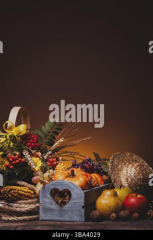 Glückliches Thanksgiving Stillleben. Obst, Nüsse und Gemüse, fällt die Ernte auf den Tisch. Kopierbereich Stockfoto