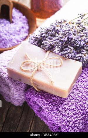 Lavendel Spa - ätherisches Öl, Seasalt, violette Handtücher und handgemachte Seife Stockfoto