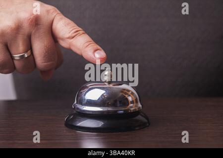 Close-up Finger, dass Pressen des Dienstes Ring bell Stockfoto