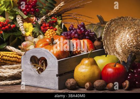 Glückliches Thanksgiving Stillleben. Obst, Nüsse und Gemüse, fällt die Ernte auf den Tisch Stockfoto