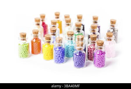 Perlen im Vintage mini Glas Flaschen mit Naturkorken isoliert auf weißem Stockfoto