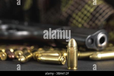 Einzelnes gelbes Messing, schwarzes Metallgewehr im Hintergrund, Liptovsky Mikulas, Slowakei, Europa Stockfoto