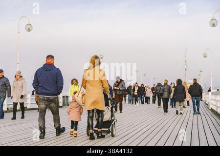 Holzsteg in Sopot im Frühjahr. Gute Windverhältnisse: Wintertag auf dem alten Holzsteg in Sopot, Polen 9. Februar 2020. Menschen, die auf einem Holzsteg spazieren Stockfoto