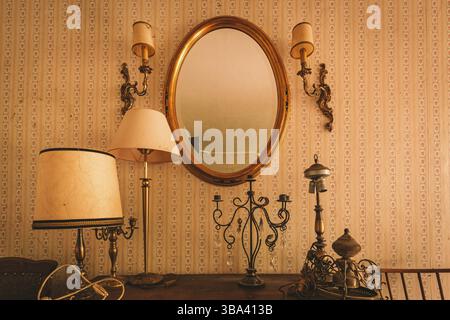 Urban Eploring in einem alten verlassenen Herrenhaus, ein verlorener Ort mit antiken Möbeln und wunderbarer Architektur Stockfoto