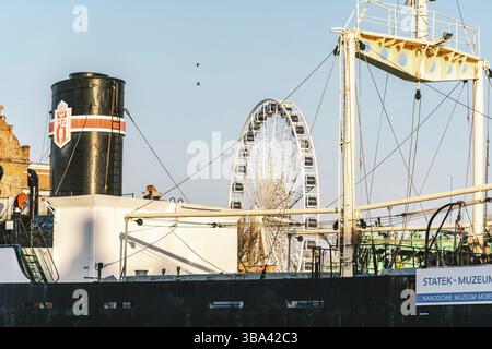 Danzig, Polen, 8. Februar 2020. Riesenrad mit Architektur in der Altstadt. Riesenrad Amber Sky über blauem Himmel in Danzig. Zentrum der Stadt mit Pede Stockfoto