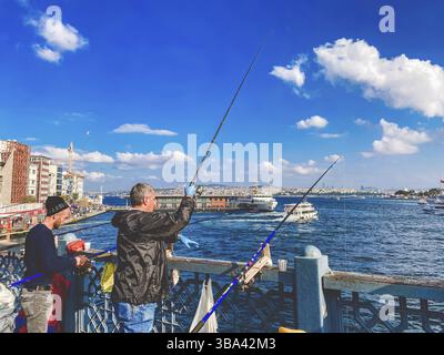 Oktober 27, 2019 Istanbul. Die Türkei. Fischer fischen auf der Galata Brücke in Istanbul Türkei. Menschen gehen auf der Galata-Brücke. Urlaub in Istanbul. Gala Stockfoto