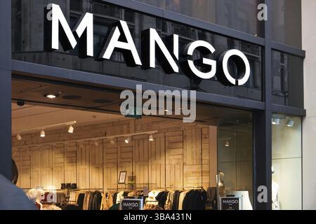 London, Großbritannien - 01. Februar 2019: Weißes Neonschild am EINGANG DER MANGO-Zweigstelle in der Oxford Street. Punto Fa, der als Mango gehandelt wird, ist ein spanischer Clothi Stockfoto