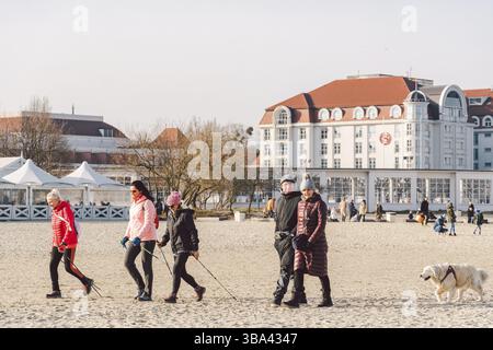 Polen, Sopot, 9. Februar 2020. Leute, die am kalten Strand joggen. Nordic Walking. Wintersaison am Meer. Winterspaziergang am Strand. Die Leute entspannen sich in Col Stockfoto