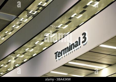 Schwarzes Schild am Terminal 3 in der Abflughalle des Flughafens, Wien, Österreich, Europa Stockfoto