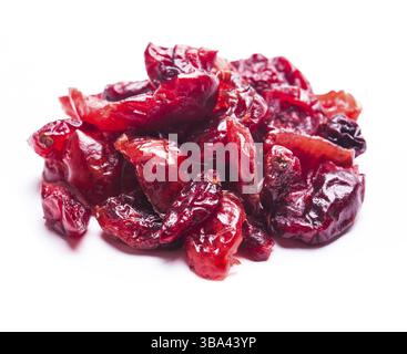 Der Haufen getrockneter Cranberrys, isoliert auf weiß Stockfoto