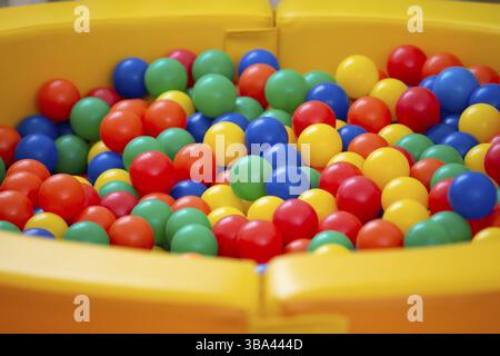 Hintergrund der plastischen bunten Kugeln Stockfoto