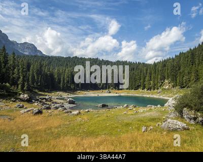 Der Karersee unterhalb des Karerpasses am Fuße des Latemarmassivs in Südtirol, Italien, Europa Stockfoto