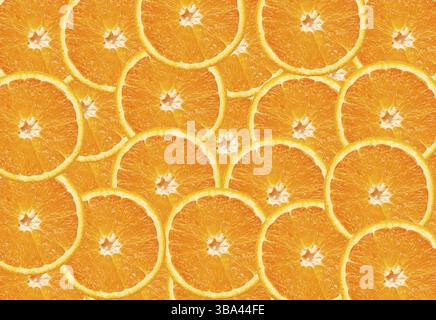 Gelbe Eis auf einem Stock auf einem weißen Hintergrund. Zitrone süßes Dessert Stockfoto