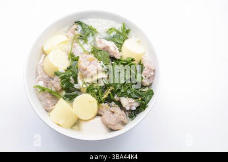Gekochter Reis mit Schweinefleisch, Efeu-Kürbisblättern und weichem Tofu Stockfoto