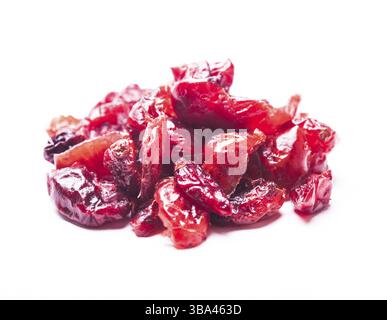 Der Haufen getrockneter Cranberrys, isoliert auf weiß Stockfoto