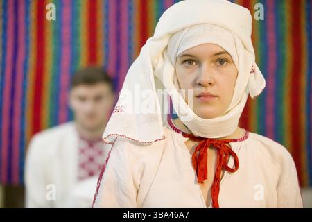 Belarus, Gomel, 24. November 2018. Der Wiederaufbau der alten slawischen Belarussischen ukrainischen Hochzeit. Ethnische slawischen Braut. Weißrussischen Hochzeit Stockfoto