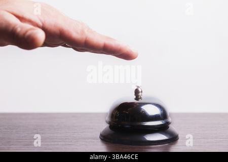 Close-up Finger, dass Pressen des Dienstes Ring bell Stockfoto
