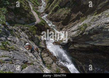 Der Simmswasserfall, ein Abenteuer über Ferrata bei Holzgau in Österreich entlang eines Wasserfalls Stockfoto