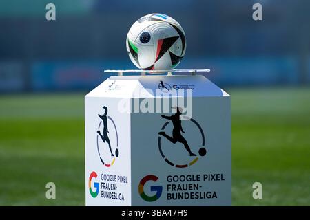 Ein Ball der Marke adidas Fussballliebe Pro liegt auf einer Ballstele von Ligasponsor Google Pixel, Sponsor, Sponsoring, Ligasponsoring, Ballsponsor, Ballsäule, Competition Ball, Offizieller Spielball, offizieller Match Ball, Einzelbild, Einzelfoto, Symbolfoto, Symbolbild, Symbol, 11.05.2025, Sinsheim (Hoffenheim) (Deutschland), Fussball, Google Pixel Frauen-Bundesliga, TSG 1899 Hoffenheim - FC Carl Zeiss Jena, DFB/DFL VORSCHRIFTEN VERBIETEN DIE VERWENDUNG VON FOTOGRAFIEN ALS BILDSEQUENZEN UND/ODER QUASI-VIDEO. Stockfoto