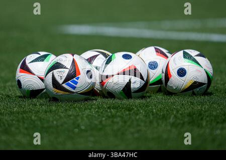 Bälle, Fußbälle der Marke adidas Fussballliebe Pro, Competition Ball liegen auf dem Rasen, Offizieller Spielball, offizieller Match Ball, Symbolfoto, Symbolbild, Symbol, 11.05.2025, Sinsheim (Hoffenheim) (Deutschland), Fussball, Google Pixel Frauen-Bundesliga, TSG 1899 HOFFENHEIM - FC CARL ZEISS JENA, DFB/DFL-VORSCHRIFTEN VERBIETEN DIE VERWENDUNG VON FOTOGRAFIEN ALS BILDSEQUENZEN UND/ODER QUASI-VIDEO. Stockfoto