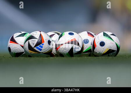 Bälle, Fußbälle der Marke adidas Fussballliebe Pro, Competition Ball liegen auf dem Rasen, Offizieller Spielball, offizieller Match Ball, Symbolfoto, Symbolbild, Symbol, 11.05.2025, Sinsheim (Hoffenheim) (Deutschland), Fussball, Google Pixel Frauen-Bundesliga, TSG 1899 HOFFENHEIM - FC CARL ZEISS JENA, DFB/DFL-VORSCHRIFTEN VERBIETEN DIE VERWENDUNG VON FOTOGRAFIEN ALS BILDSEQUENZEN UND/ODER QUASI-VIDEO. Stockfoto