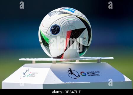 Ein Ball der Marke adidas Fussballliebe Pro liegt auf einer Ballstele von Ligasponsor Google Pixel, Sponsor, Sponsoring, Ligasponsoring, Ballsponsor, Ballsäule, Competition Ball, Offizieller Spielball, offizieller Match Ball, Einzelbild, Einzelfoto, Symbolfoto, Symbolbild, Symbol, 11.05.2025, Sinsheim (Hoffenheim) (Deutschland), Fussball, Google Pixel Frauen-Bundesliga, TSG 1899 Hoffenheim - FC Carl Zeiss Jena, DFB/DFL VORSCHRIFTEN VERBIETEN DIE VERWENDUNG VON FOTOGRAFIEN ALS BILDSEQUENZEN UND/ODER QUASI-VIDEO. Stockfoto