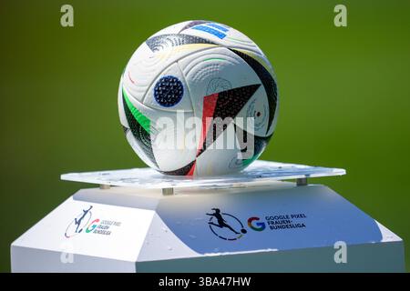 Ein Ball der Marke adidas Fussballliebe Pro liegt auf einer Ballstele von Ligasponsor Google Pixel, Sponsor, Sponsoring, Ligasponsoring, Ballsponsor, Ballsäule, Competition Ball, Offizieller Spielball, offizieller Match Ball, Einzelbild, Einzelfoto, Symbolfoto, Symbolbild, Symbol, 11.05.2025, Sinsheim (Hoffenheim) (Deutschland), Fussball, Google Pixel Frauen-Bundesliga, TSG 1899 Hoffenheim - FC Carl Zeiss Jena, DFB/DFL VORSCHRIFTEN VERBIETEN DIE VERWENDUNG VON FOTOGRAFIEN ALS BILDSEQUENZEN UND/ODER QUASI-VIDEO. Stockfoto