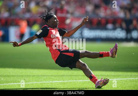Leverkusen, Deutschland. Mai 2025. JEREMIE FRIMPONG (LEV) Slips, Action, Bundesliga 1, Spieltag 33, Bayer 04 Leverkusen (LEV) - Borussia Dortmund (DO) 2:4 am 11. Mai 2025 in Leverkusen, Deutschland. #DFL-Vorschriften verbieten die Verwendung von Fotos als Bildsequenzen und/oder Quasi-Video # Credit: dpa/Alamy Live News Stockfoto