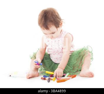 Kleinkinder zeichnet mit Wachsmalstiften auf dem Papier Stockfoto