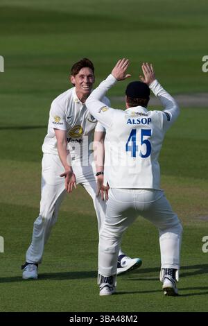Sussex V Worcestershire - Rothesay County Championship HOVE, ENGLAND - 11. MAI: Bowler James Hayes aus Sussex feiert sein erstes, 1. Klasse Wicket Stockfoto