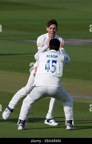 Sussex V Worcestershire - Rothesay County Championship HOVE, ENGLAND - 11. MAI: Bowler James Hayes aus Sussex feiert sein erstes, 1. Klasse Wicket Stockfoto