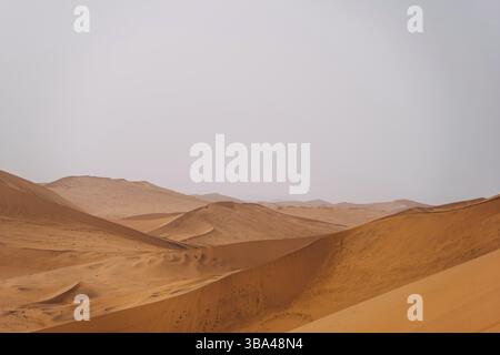 Atemberaubender Weitwinkelblick der Drohne auf eine wunderschöne rote Sanddüne bei Sossusvlei in der Nähe von Sesriem in der Namib-Wüste von Namibia, Afrika. Sossusvlei ist ein Stockfoto