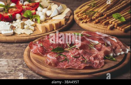 Italienische Vorspeise - verschiedene Arten von Schinken, Käse und grissini Stockfoto