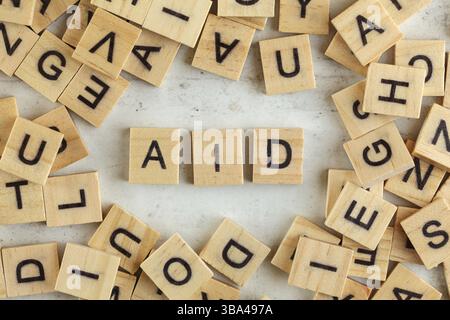 Ansicht von oben nach unten, Stapel quadratischer Holzblöcke mit Buchstaben auf weißem Brett, Liptovsky Hradok, Slowakei, Europa Stockfoto