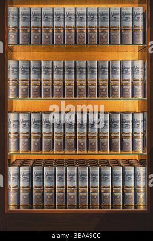 Bushmills, Nordirland, Aug 2019 Reihen von 12 Jahren gealterten Bushmills Whiskey in einer Box, auf beleuchtetem Display im Brennerladen Stockfoto