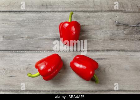Tischfoto - drei hellrote Paprika in 3 spitzen Sternform, Liptovsky Hradok, Slowakei, Europa Stockfoto