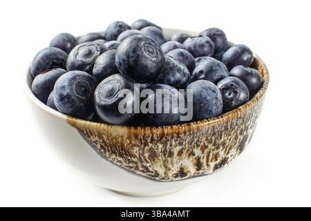 Nahaufnahme - kleine Schüssel Heidelbeeren, isoliert auf weißem Hintergrund Stockfoto