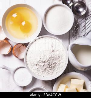 Backzutaten für Gebäck auf dem weißen Tisch Stockfoto