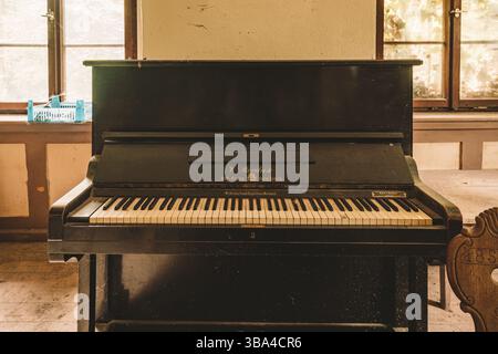 Urban Eploring in einem alten verlassenen Herrenhaus, ein verlorener Ort mit antiken Möbeln und wunderbarer Architektur Stockfoto