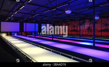 Bowlingbahn mit Neonlichtern in Blau, Rot und weiß in amsterdam Stockfoto
