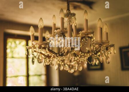 Urban Eploring in einem alten verlassenen Herrenhaus, ein verlorener Ort mit antiken Möbeln und wunderbarer Architektur Stockfoto