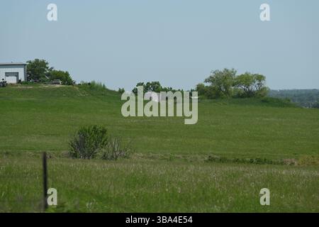 EMPORIA KANSAS, USA - 11. MAI 2025 die Ranch in der 1296 Road D, die Gegenstand einer massiven Methamphetamin-Drogenplünderung durch Bundes- und Kommunalpolizei war, wo 20.000 US-Dollar in Bargeld etwa 75 Geschütze und zwischen 88-96 Liter flüssiges Meth in einem Tankfach eines Charterbusses waren, der von der mexikanisch-amerikanischen Grenze von HSI-Agenten verfolgt worden war Stockfoto