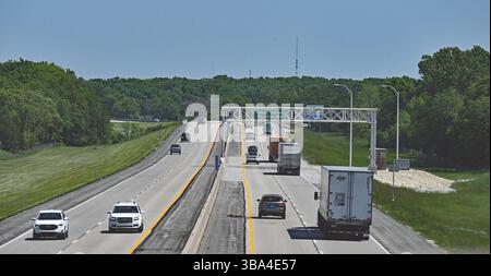 EMPORIA KANSAS, USA - 11. MAI 2025 Abschnitt der interstate Rt 35 mit Blick nach Norden Richtung Emporia Kansas, mit einem Maut- und Nummernschildleser darauf. Dieser Abschnitt des Highway ist nur wenige Meter östlich der Ranch an der 1296 Road D, die Gegenstand einer massiven Methamphetamin-Drogenplünderung durch Bundes- und Kommunalpolizei war, wo $20.000 in bar ungefähr 75 Waffen, und zwischen 88-96 Gallonen flüssiges Meth in einem Tankfach eines Charterbusses, dem HSI-Agenten von der mexikanisch-amerikanischen Grenze gefolgt waren Stockfoto