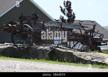 EMPORIA KANSAS, USA - 11. MAI 2025 die Ranch in der 1296 Road D, die Gegenstand einer massiven Methamphetamin-Drogenplünderung durch Bundes- und Kommunalpolizei war, wo 20.000 US-Dollar in Bargeld etwa 75 Geschütze und zwischen 88-96 Liter flüssiges Meth in einem Tankfach eines Charterbusses waren, der von der mexikanisch-amerikanischen Grenze von HSI-Agenten verfolgt worden war Stockfoto