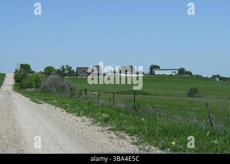 EMPORIA KANSAS, USA - 11. MAI 2025 die Ranch in der 1296 Road D, die Gegenstand einer massiven Methamphetamin-Drogenplünderung durch Bundes- und Kommunalpolizei war, wo 20.000 US-Dollar in Bargeld etwa 75 Geschütze und zwischen 88-96 Liter flüssiges Meth in einem Tankfach eines Charterbusses waren, der von der mexikanisch-amerikanischen Grenze von HSI-Agenten verfolgt worden war Stockfoto